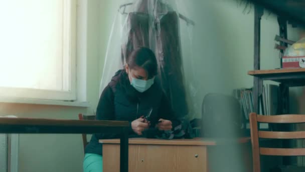 残疾妇女在工厂工作 切割材料 — 图库视频影像