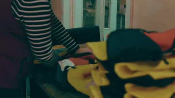 Hanımefendi Özel Kıyafetleri Ayarlar Dikiş Fabrikası — Stok video