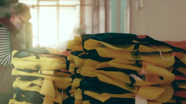 Леди Готовит Специальную Одежду Швейная Фабрика — стоковое видео