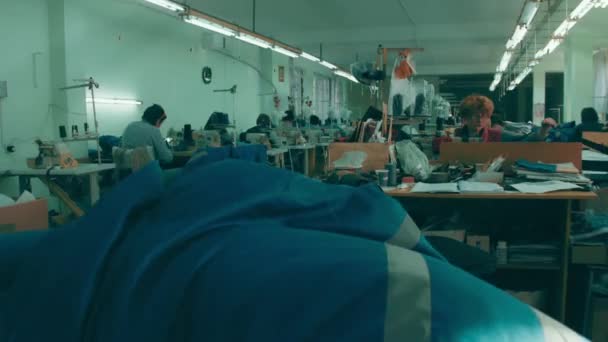 Люди Ограниченными Возможностями Шьют Специализированную Одежду — стоковое видео