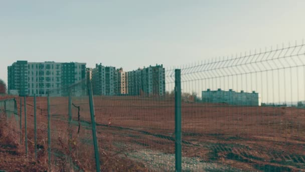 Neue Häuser Der Wüste Gebaut Filmaufnahmen Hinter Dem Zaun — Stockvideo