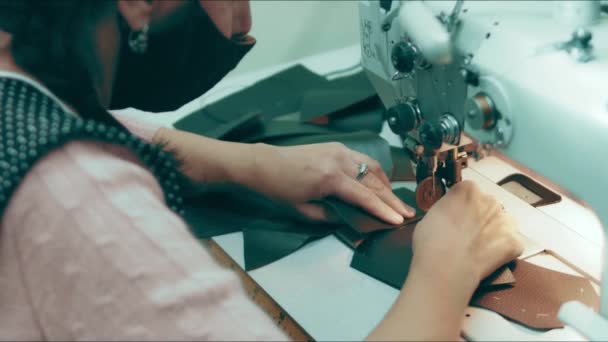 Symaskin Läderverkstad Aktion Med Händer Som Arbetar Med Läderdetaljer För — Stockvideo