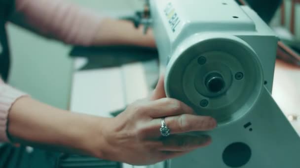 在皮革车间里用手工缝纫机缝制皮鞋的细节 鞋厂女用缝纫机拍宏观照 — 图库视频影像