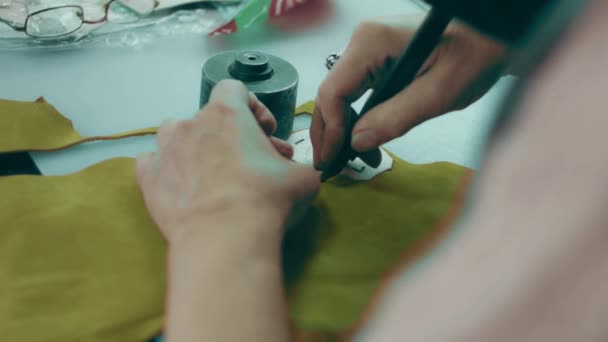 Symaskine Læder Værksted Aktion Med Hænder Der Arbejder Læder Detaljer – Stock-video