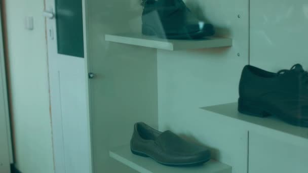 靴工場だ 背景には靴の欠片がある 唯一のものとマネキン — ストック動画