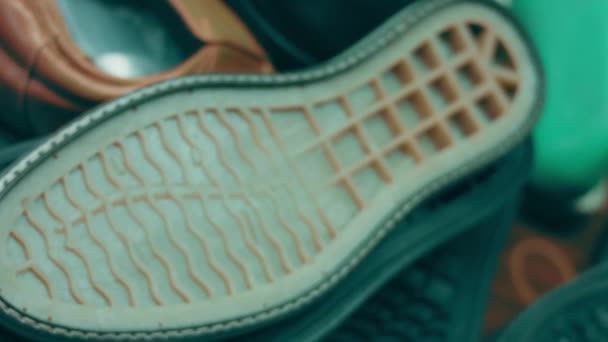 Ayakkabı Fabrikası Arka Planda Ayakkabı Parçaları Var Taban Manken — Stok video