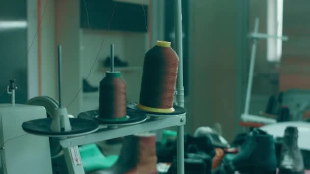 Фабрика Взуття Задньому Плані Шматочки Взуття Підошва Манекен — стокове відео