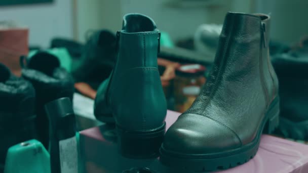 靴工場だ 背景には靴の欠片がある 唯一のものとマネキン — ストック動画