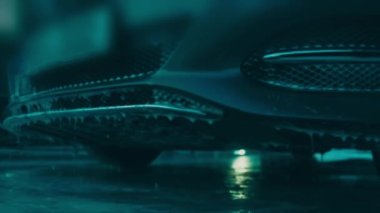 Dokunulmaz bir oto yıkamada lüks araba yıkamak. Köpüklü ve yüksek basınçlı su basınçlı sedan araba yıkıyorum. Araba yıkamada bahar temizliği..