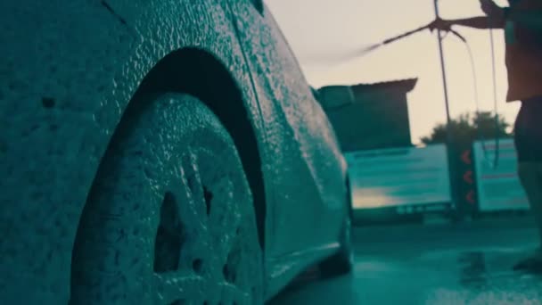 Das Waschen Von Luxusautos Auf Einer Berührungslosen Waschstraße Autowäsche Mit — Stockvideo