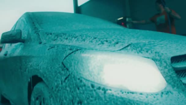 Mytí Luxusního Auta Nedotknutelnou Myčku Mytí Sedan Auto Pěnou Vysokotlakou — Stock video