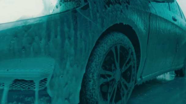 Стирать Роскошную Машину Автомойке Мойка Седана Пеной Водой Высокого Давления — стоковое видео