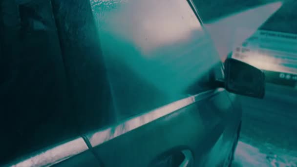 用无触地洗车洗豪华汽车 用泡沫和高压水清洗轿车 洗车时的春季清洁 — 图库视频影像