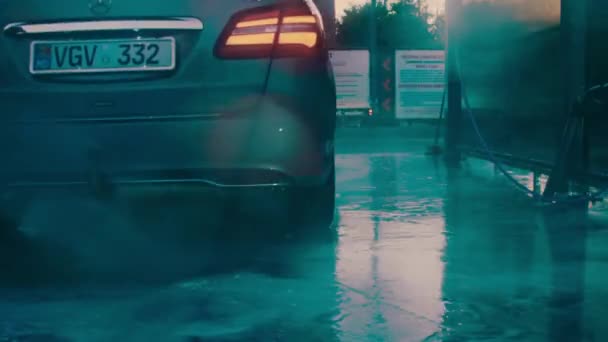 Стирать Роскошную Машину Автомойке Мойка Седана Пеной Водой Высокого Давления — стоковое видео