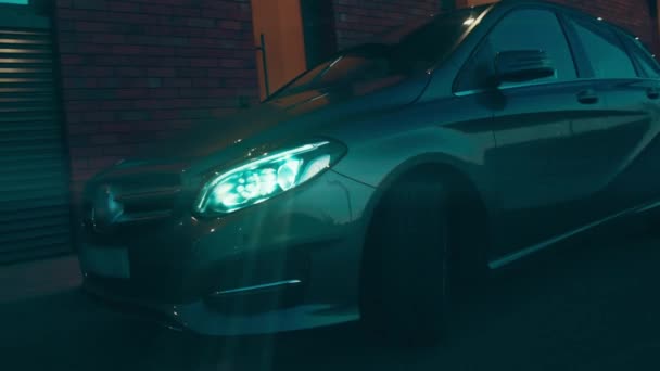 煙の暗い背景に美しい車のシルエット 霧の上の車のライト — ストック動画