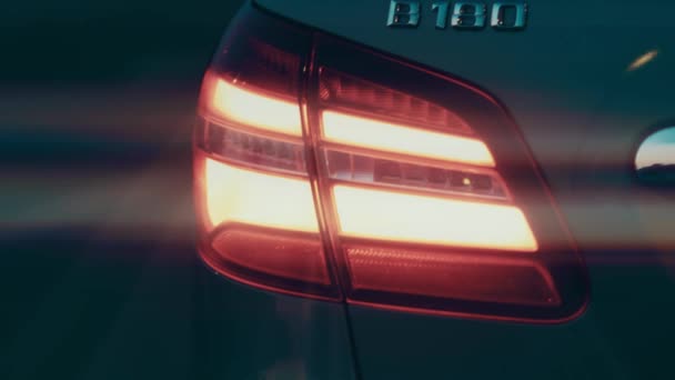 Sylwetka Pięknego Samochodu Wędzonym Ciemnym Tle Światła Samochodowe Mgle — Wideo stockowe