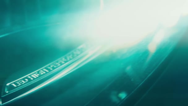 煙の暗い背景に美しい車のシルエット 霧の上の車のライト — ストック動画