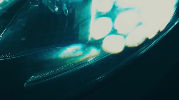 Силуэт Красивой Машины Копченом Темном Фоне Автомобильные Фары Тумане — стоковое видео