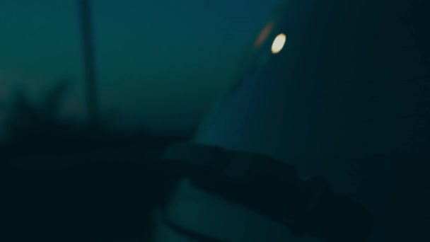 Gyönyörű Autó Sziluettje Füstölt Sötét Háttérrel Autólámpák Ködben — Stock videók