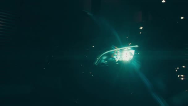Silhouet Van Mooie Auto Gerookte Donkere Achtergrond Autolichten Mist — Stockvideo