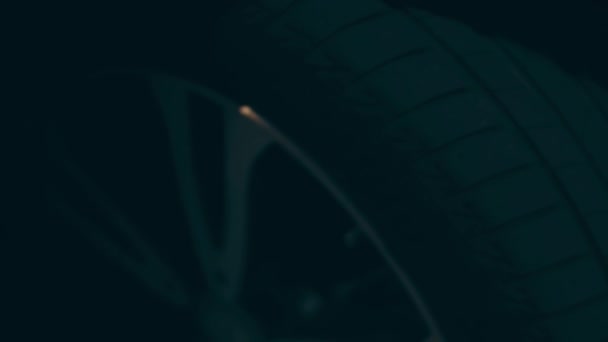 Silhouette Eines Schönen Autos Auf Dunklem Hintergrund Auto Leuchtet Bei — Stockvideo