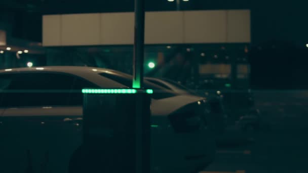 机场候机楼安全系统防波门夜间停车 — 图库视频影像