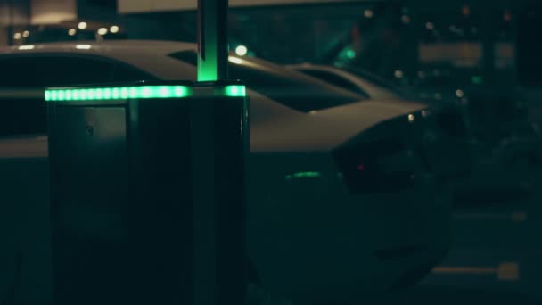 空港ターミナルセキュリティシステムの自動車駐車場夜のブームバリアゲート — ストック動画