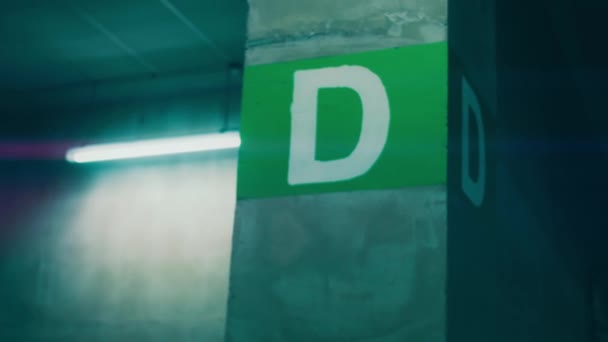 Атмосферные Кинематографические Снимки Пустым Подземным Паркингом — стоковое видео