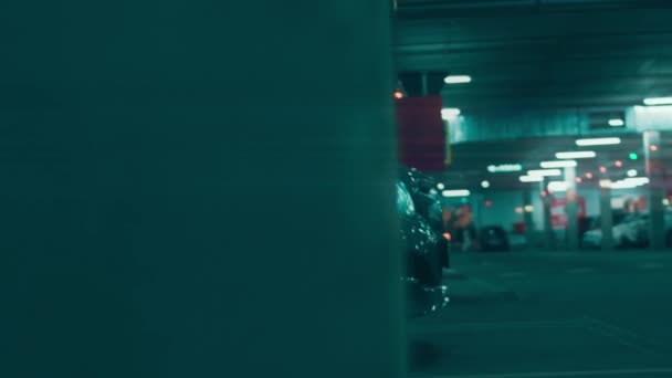 在熏黑的背景上 美丽的汽车的轮廓 雾中的车灯 — 图库视频影像