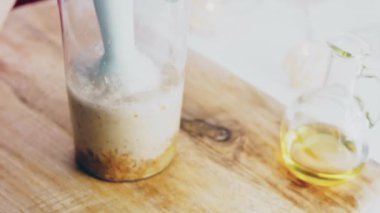 Satsivi sosunu miksere ekle. Ördek ve cevizli Satsivi. Geleneksel Gürcü yemekleri.