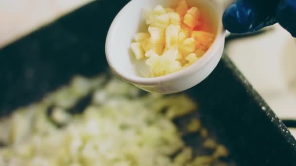 把切碎的洋葱放在锅里煎 在平底锅里煎洋葱 油炸洋葱对健康的好处和危害 — 图库视频影像