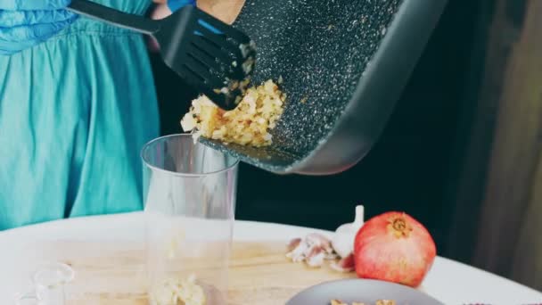 Añadir Cebolla Frita Licuadora Satsivi Con Pato Nueces Comida Tradicional — Vídeo de stock