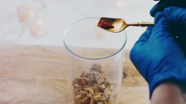 Покладіть Маленьку Чайну Ложку Паприки Блендер Сатсіві Качкою Горіхами Традиційна — стокове відео