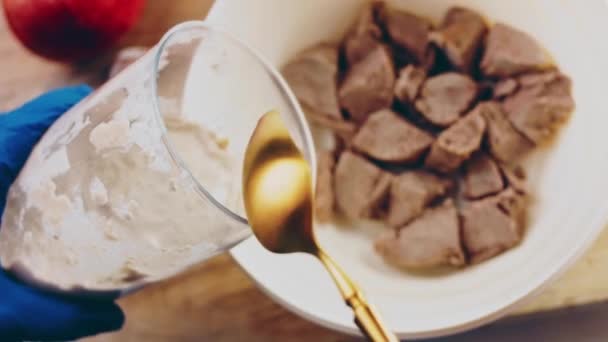 用金勺搅拌酱汁 Satsivi与鸭和核桃 格鲁吉亚传统食品 — 图库视频影像