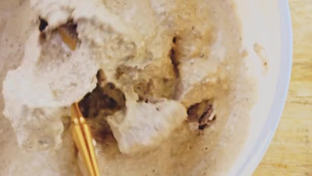 ソースを黄金のスプーンで混ぜる アヒルやクルミとSatsivi 伝統的なグルジア料理 — ストック動画