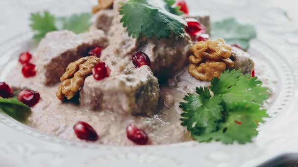 Satsivi与鸭和核桃 格鲁吉亚传统食品 — 图库视频影像