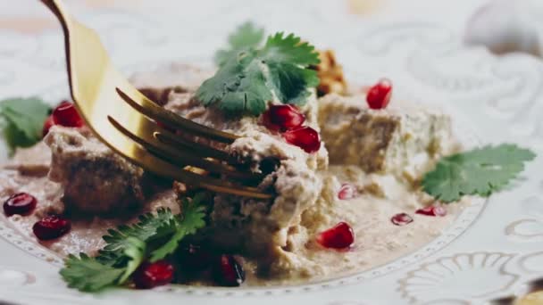 金色のフォークで試飲アヒルやクルミとサトシビ 伝統的なグルジア料理 — ストック動画