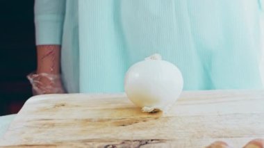 Soğanı bıçakla kes. Bıçağın hareketiyle eş zamanlı çekim.