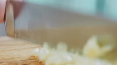 Sarımsağı masaya at. Çiftçi bir adam elinde sarımsak hasadı tutuyor. Seçici odak