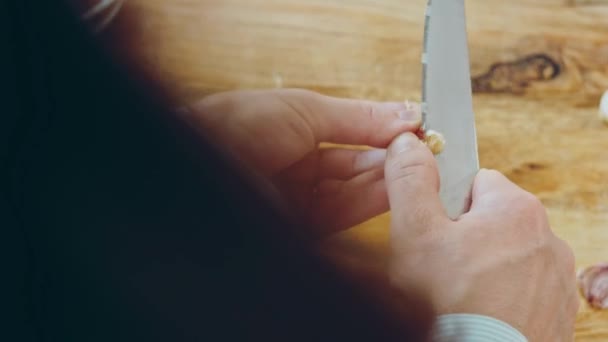 把大蒜扔在桌上 一个男人手里拿着大蒜的收成 有选择的重点 — 图库视频影像