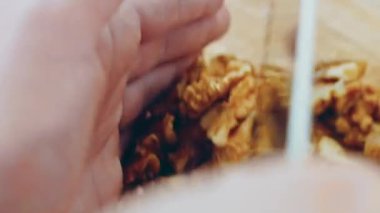 Kadın cevizi doğrar. Bıçağı kestikten sonra video titriyor..