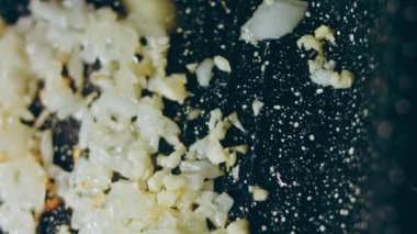 Gürcistan mutfağında kızarmış yumurta, chirbuli. Tavada domatesli yumurta..