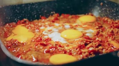 Gürcistan mutfağında kızarmış yumurta, chirbuli. Tavada domatesli yumurta..