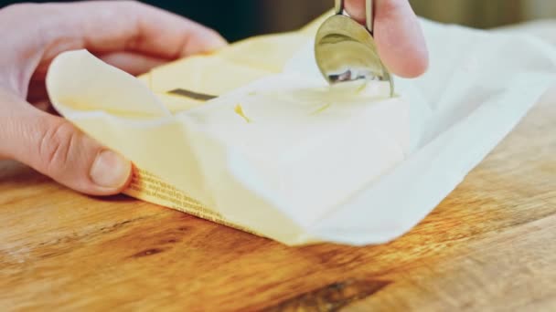 Mulher Toma Uma Colher Manteiga Pacote Quadrado — Vídeo de Stock