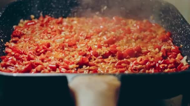 Смажені Яйця Грузинській Кухні Чірбулі Яйця Помідорами Паруються Сковороді — стокове відео