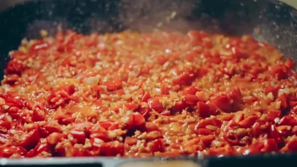 ジョージア料理の目玉焼き チャーブリ 鍋にトマト蒸し卵 — ストック動画