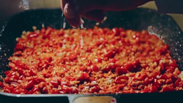 Stekta Ägg Georgiskt Kök Chirbuli Ägg Med Tomater Ångande Pannan — Stockvideo