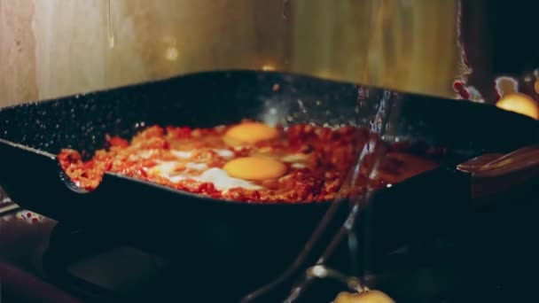 Ovos Fritos Cozinha Georgiana Chirbuli Ovos Com Tomates Cozidos Vapor — Vídeo de Stock