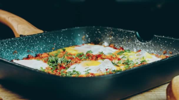 ジョージア料理の目玉焼き チャーブリ 鍋にトマト蒸し卵 — ストック動画