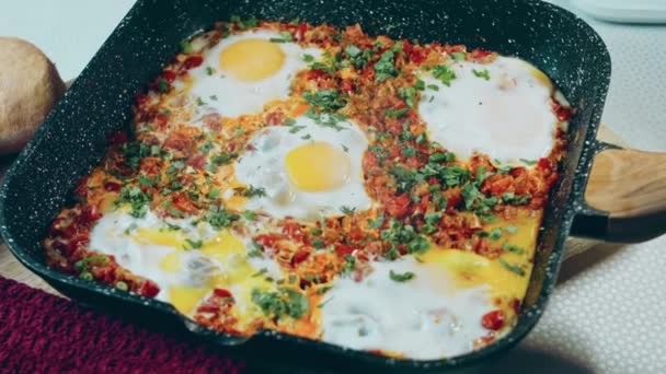 Œufs Frits Dans Cuisine Géorgienne Chirbuli Œufs Tomate Fumant Dans — Video